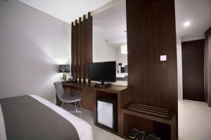 Televízia a/alebo spoločenská miestnosť v ubytovaní Neo Denpasar by ASTON