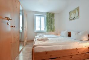 A bed or beds in a room at Blaue Welle 12