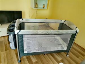 ein leeres Babybett in einem Zimmer in der Unterkunft Lovely Apartments Amadeus Lux in Sonnenstrand
