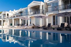 Bazén v ubytování Spa Resort Bečići nebo v jeho okolí