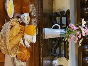 een licht op een deur met een mand brood bij Hostellerie du Vieux Pérouges in Pérouges