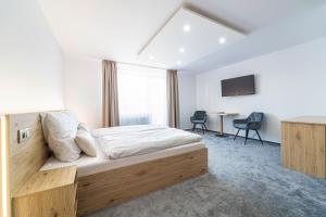 Habitación de hotel con cama y mesa en Penzión Čikovský, en Stará Lesná