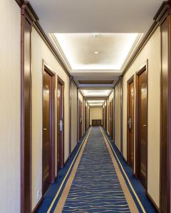 un pasillo de un edificio con un pasillo largo en Eurohotel, en Leópolis