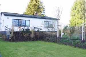 een huis met een hek voor een tuin bij Ferienhaus Pier 1 in Ahlbeck