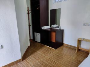un bagno con lavandino e specchio di Konut by Thakuru a Guraidhoo