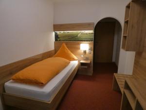 Un pat sau paturi într-o cameră la Gasthof Engel
