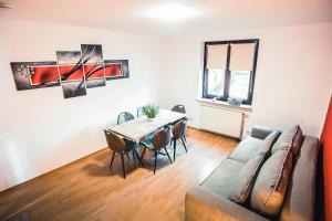 sala de estar con mesa y sofá en Rheinterrasse Wohnung 1, en Lahnstein