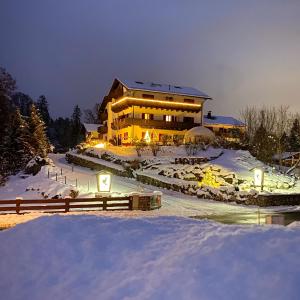 Bayern Resort Hotel - Adults only - mit Zugspitzblick - Eibsee-Nähe - Wellnessbereich - Naturpool im Sommer v zimě