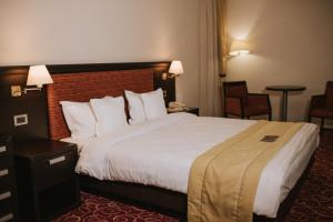 Postel nebo postele na pokoji v ubytování Menorah Hotel