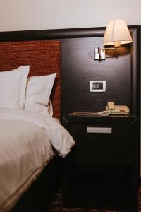 Postel nebo postele na pokoji v ubytování Menorah Hotel