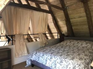 圣西普里安Gîte du Meynet的一间卧室,卧室内配有床和窗帘 更多27张照片