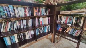 una estantería llena de libros en Shawnels Beach Resort, en Palolem