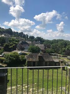 Donzenac的住宿－Chambres d'hôtes L'âme de Travassac，房屋的阳台享有风景。