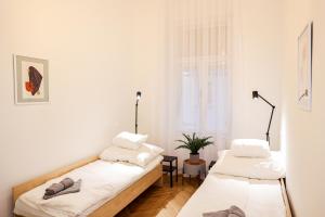 Posteľ alebo postele v izbe v ubytovaní Central 3 bedroom apartment for 6 guests - AC, Wi-Fi, Self check in-out, Professional hosts