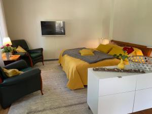 una camera con letto e TV a parete di Ferienwohnung an der Stadtvilla Rheinsberg a Rheinsberg