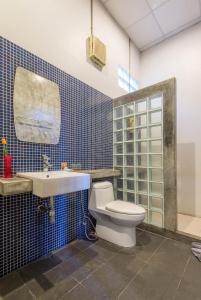 
A bathroom at Aonang Paradise Resort Krabi
