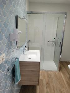 un bagno con lavandino e doccia di Casa Cetáceo a Playa Quemada Altre 11 foto