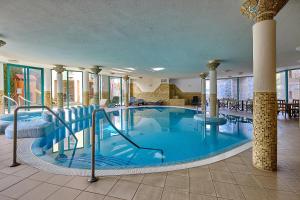Bazén v ubytovaní Lugas Hotel alebo v jeho blízkosti