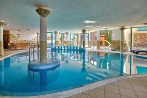 Bazén v ubytovaní Lugas Hotel alebo v jeho blízkosti