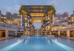Bazén v ubytování FIVE Palm Jumeirah - 2 Bedrooms & Maid Room in a Splendid Resort - ModernLux nebo v jeho okolí