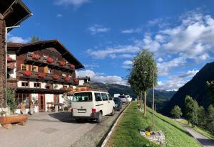 uma carrinha branca estacionada em frente a um edifício em Ferienhof Oberer Gollmitzer em Heiligenblut