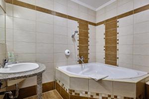 Kúpeľňa v ubytovaní Lugas Hotel