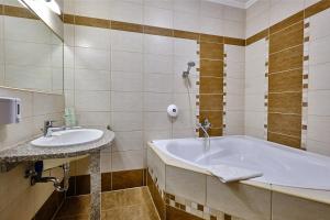 Kúpeľňa v ubytovaní Lugas Hotel