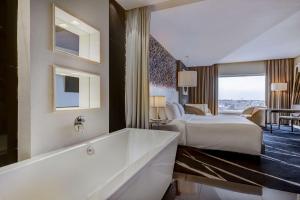 Katil atau katil-katil dalam bilik di Radisson Blu Lagos Ikeja