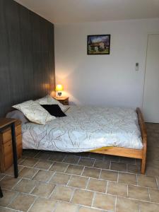 una camera con letto e tavolo con lampada di AU MIMOSA - Chambre d'hôte Le Laurier a Passa