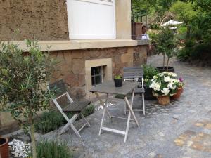 una mesa y sillas sentadas frente a un edificio en Ferienwohnung Weintraube en Dresden