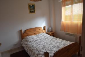 Schlafzimmer mit einem Bett und einem Fenster in der Unterkunft T3 coquet et lumineux aux pieds des pistes in Ancelle