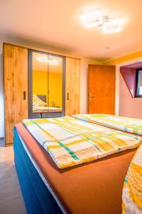 Postel nebo postele na pokoji v ubytování Rheinterrasse Wohnung 2