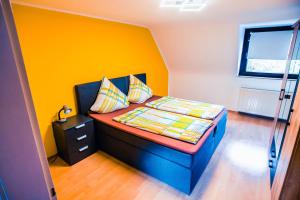Postel nebo postele na pokoji v ubytování Rheinterrasse Wohnung 2