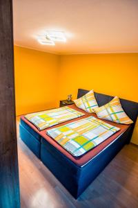 Postel nebo postele na pokoji v ubytování Rheinterrasse Wohnung 2