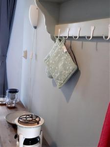 een kleine kamer met een fornuis en een kussen bij Bij De Vuurtoren in Hollum +58 foto's