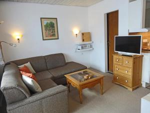 uma sala de estar com um sofá e uma mesa de centro em Haus Maria Elisabeth em Mittenwald