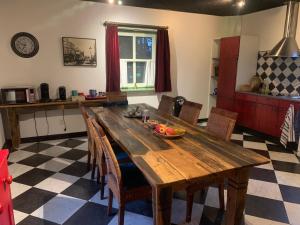 un tavolo in legno in cucina con un cesto di frutta di B&B De Hooiberg Edam-Volendam a Edam