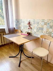 1 mesa y 2 sillas en una habitación en Апартаменты в центре на Гагарина, en Dnipro