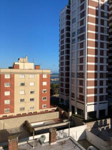 una vista aerea di due edifici alti in una città di Departamento en PLAYA GRANDE a Mar del Plata