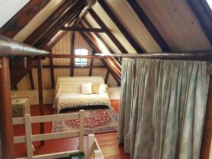 a room with a bed in a attic at Âlde Bakhûs in Sondel