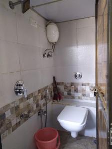 La salle de bains est pourvue de toilettes, d'un lavabo et d'une baignoire. dans l'établissement SD Hostel AC Deluxe, à Mumbai