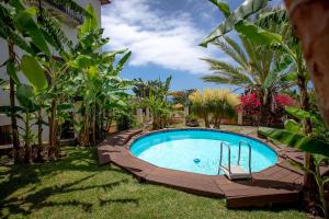 ein Schwimmbad in der Mitte eines Gartens in der Unterkunft Private Pool Apt. with Great View in Funchal