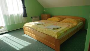 Llit o llits en una habitació de Penzion pod Vlkolíncom