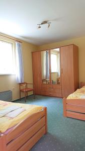 Llit o llits en una habitació de Penzion pod Vlkolíncom