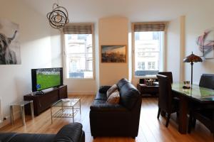 Modern 2bed 2bath flat near Princes street
