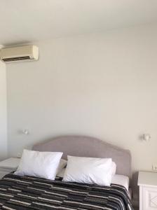 Ένα ή περισσότερα κρεβάτια σε δωμάτιο στο Sailinn Mykonos