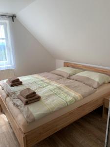 Postel nebo postele na pokoji v ubytování Bartlova bouda