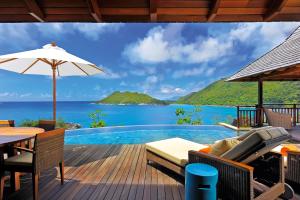 una vista sull'oceano da una terrazza del resort con piscina di Constance Ephelia a Port Glaud