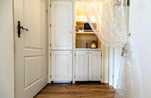 białe drzwi w pokoju z kuchnią w obiekcie Pokój Lidia w mieście Duszniki Zdrój