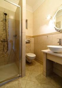 W łazience znajduje się prysznic, toaleta i umywalka. w obiekcie Pokój Lidia w mieście Duszniki Zdrój